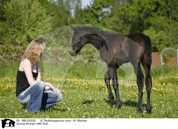 junge Frau mit Fohlen / young woman with foal / RR-20352