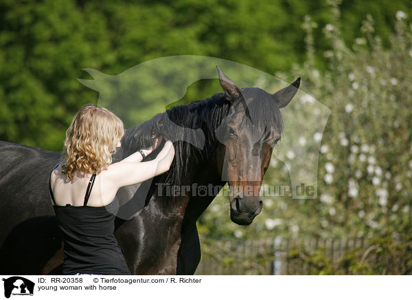 junge Frau mit Pferd / young woman with horse / RR-20358