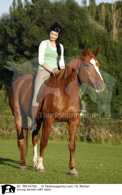 junge Frau mit Stute / young woman with mare / RR-34792
