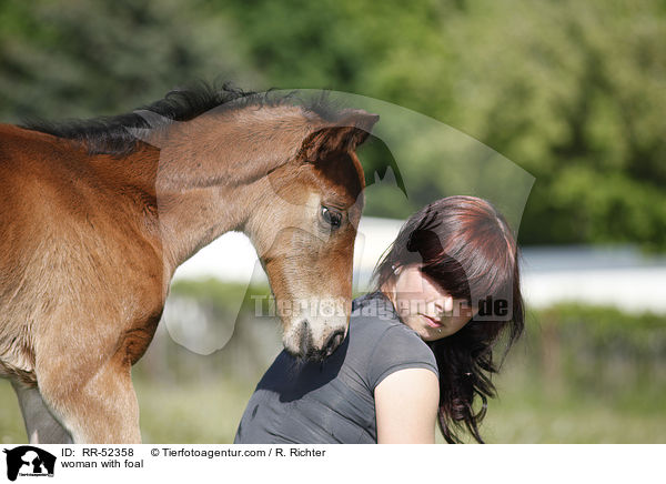 Frau mit Fohlen / woman with foal / RR-52358