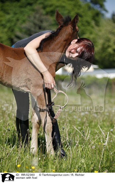 Frau mit Fohlen / woman with foal / RR-52360