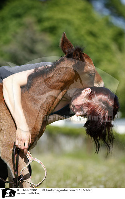 Frau mit Fohlen / woman with foal / RR-52361