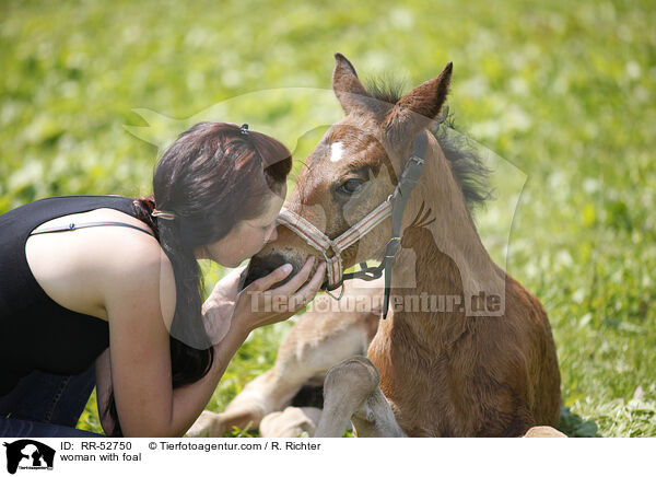 Frau mit Fohlen / woman with foal / RR-52750