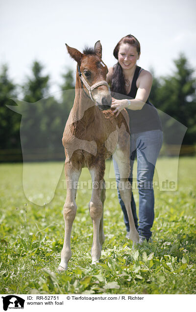Frau mit Fohlen / woman with foal / RR-52751