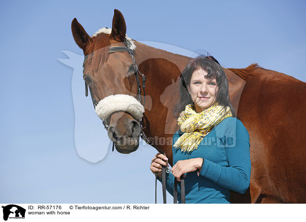 Frau mit Pferd / woman with horse / RR-57176