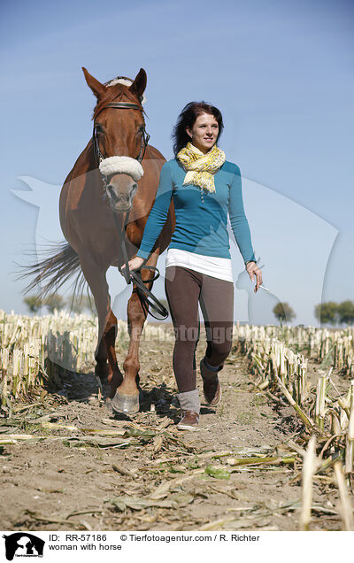 Frau mit Pferd / woman with horse / RR-57186