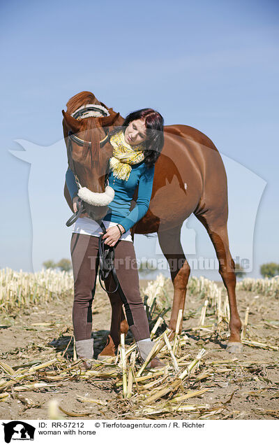 Frau mit Pferd / woman with horse / RR-57212
