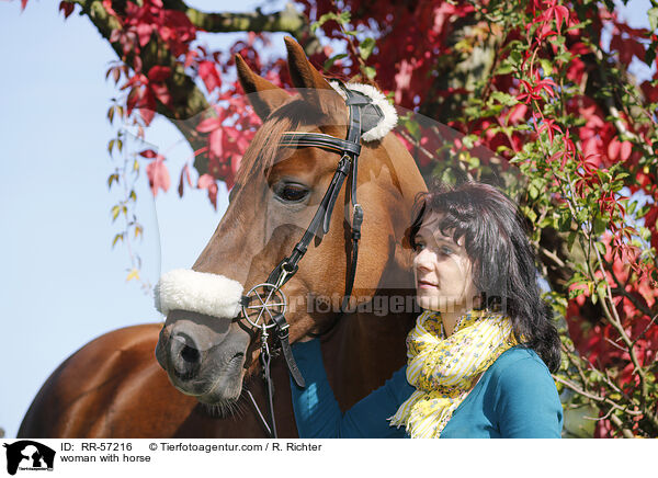 Frau mit Pferd / woman with horse / RR-57216