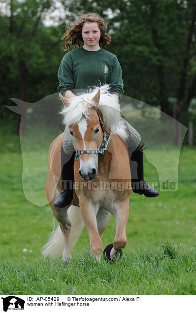 Frau mit Haflinger / woman with Haflinger horse / AP-05429