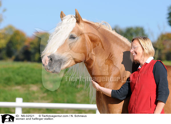 Frau und Haflinger Hengst / woman and haflinger stallion / NS-02521