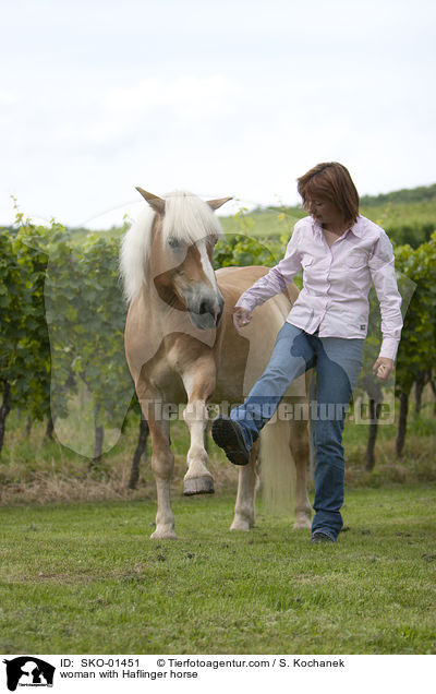 Frau mit Haflinger / woman with Haflinger horse / SKO-01451