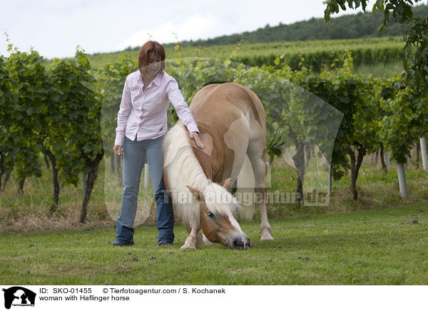 Frau mit Haflinger / woman with Haflinger horse / SKO-01455