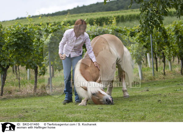 Frau mit Haflinger / woman with Haflinger horse / SKO-01460