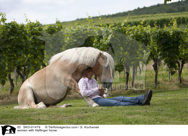 Frau mit Haflinger / woman with Haflinger horse / SKO-01479