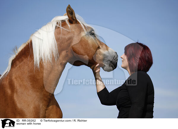 woman with horse / RR-39262