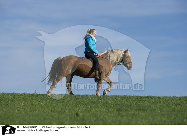 Frau reitet Frau Haflinger / woman rides Haflinger horse / NN-06601