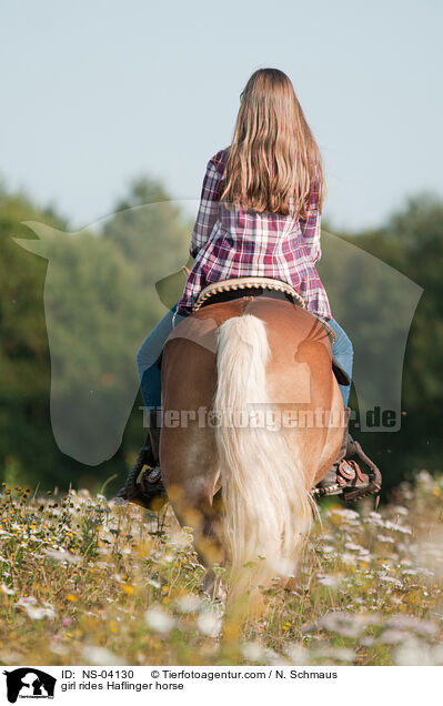 Mdchen reitet Haflinger / girl rides Haflinger horse / NS-04130