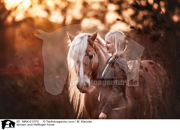 Frau und Haflinger / woman and Haflinger horse / MAK-01070
