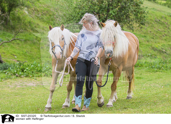 Frau mit Haflinger / woman with Haflinger / SST-20320