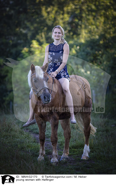 junge Frau mit Haflinger / young woman with Haflinger / MAH-02170