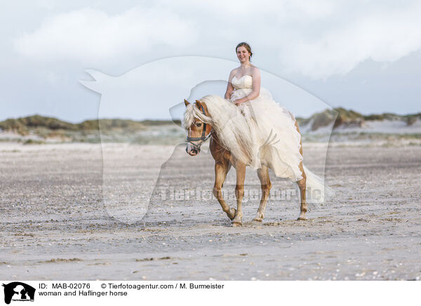 Frau und Haflinger / woman and Haflinger horse / MAB-02076