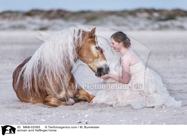 Frau und Haflinger / woman and Haflinger horse / MAB-02085