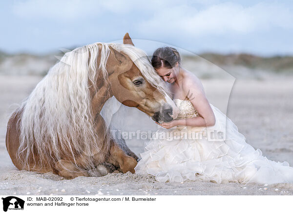 Frau und Haflinger / woman and Haflinger horse / MAB-02092