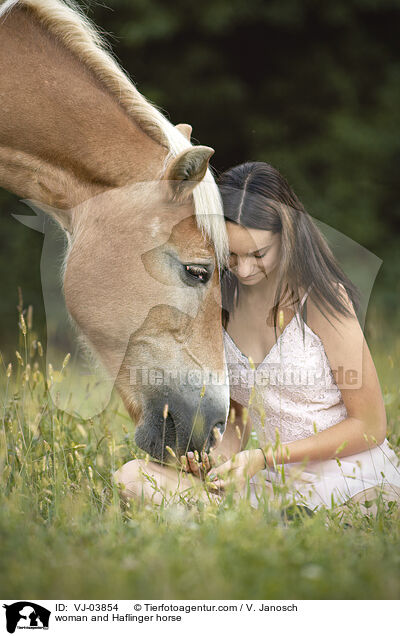 Frau und Haflinger / woman and Haflinger horse / VJ-03854