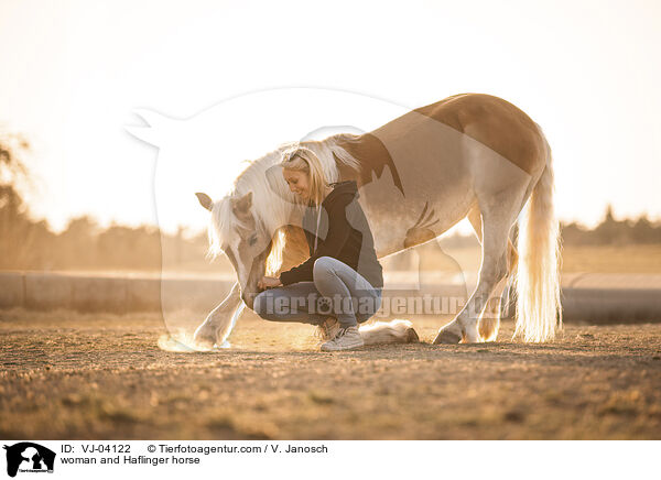 Frau und Haflinger / woman and Haflinger horse / VJ-04122