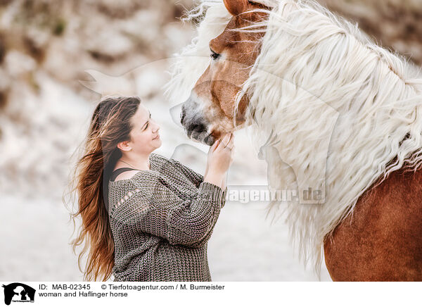 Frau und Haflinger / woman and Haflinger horse / MAB-02345