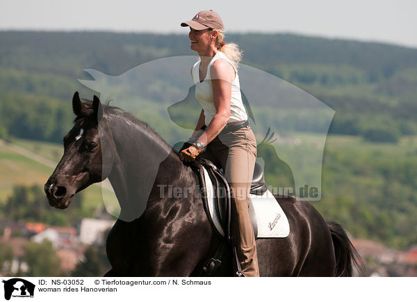 Frau reitet Hannoveraner / woman rides Hanoverian / NS-03052