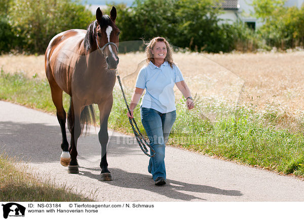 Frau mit Hannoveraner / woman with Hanoverian horse / NS-03184