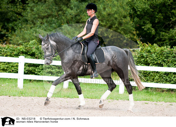 Frau reitet Hannoveraner / woman rides Hanoverian horse / NS-03218