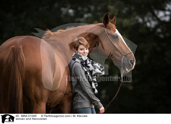 woman and Hanoverian / MAK-01085