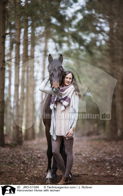 Hannoveraner mit Frau / Hanoverian Horse with woman / JRO-01086