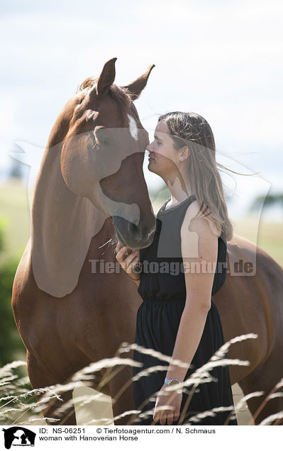 Frau mit Hannoveraner / woman with Hanoverian Horse / NS-06251