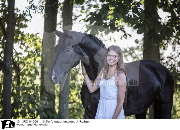 Frau und Hannoveraner / woman and Hanoverian / JRO-01266