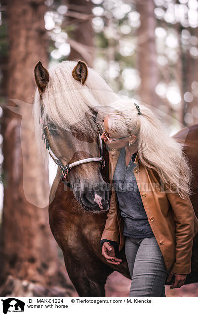 woman with horse / MAK-01224
