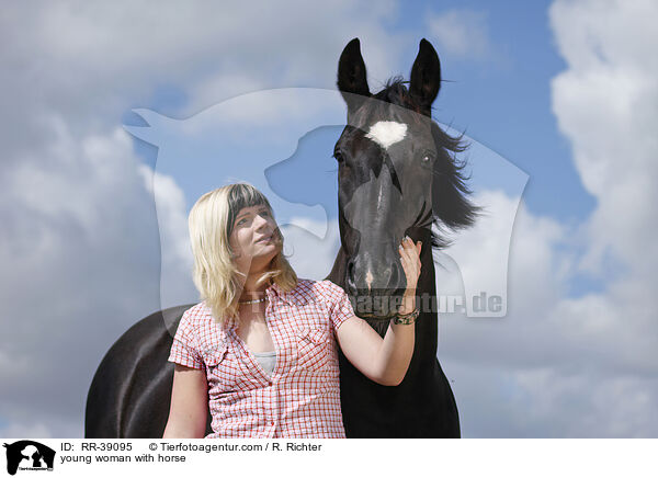 junge Frau mit Schwerem Warmblut / young woman with horse / RR-39095