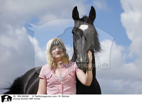 junge Frau mit Schwerem Warmblut / young woman with horse / RR-39096