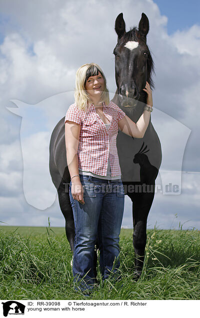 junge Frau mit Schwerem Warmblut / young woman with horse / RR-39098