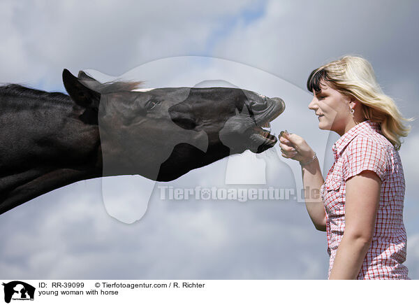 junge Frau mit Schwerem Warmblut / young woman with horse / RR-39099