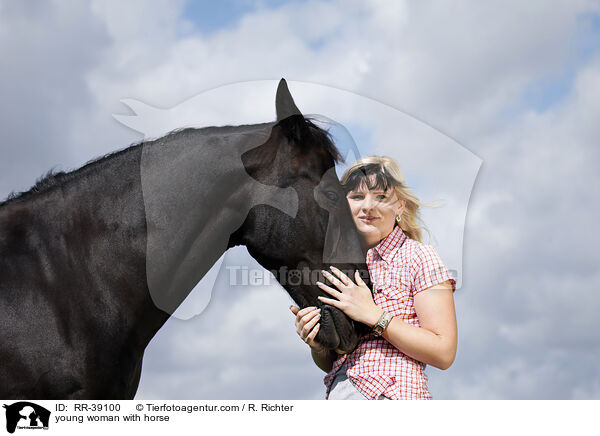 junge Frau mit Schwerem Warmblut / young woman with horse / RR-39100