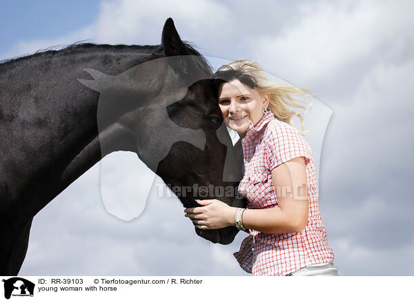 junge Frau mit Schwerem Warmblut / young woman with horse / RR-39103