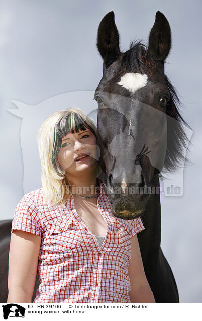 junge Frau mit Schwerem Warmblut / young woman with horse / RR-39106