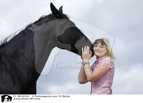 junge Frau mit Schwerem Warmblut / young woman with horse / RR-39108