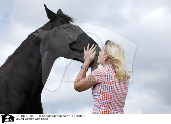 junge Frau mit Schwerem Warmblut / young woman with horse / RR-39109