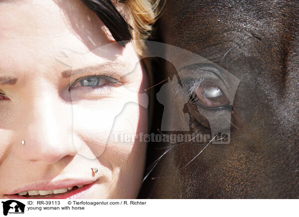 junge Frau mit Schwerem Warmblut / young woman with horse / RR-39113