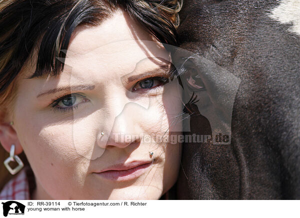 junge Frau mit Schwerem Warmblut / young woman with horse / RR-39114