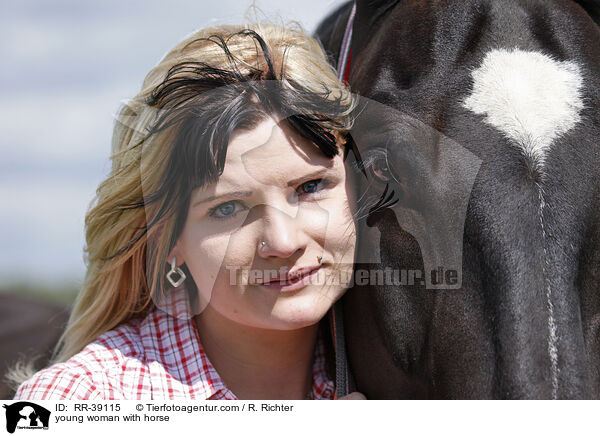 junge Frau mit Schwerem Warmblut / young woman with horse / RR-39115